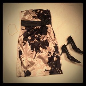 Shimmer Cream and Black Sleeveless Dress